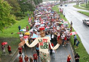 Mass march of UPR student strikers to the university president's office to draw attention to their struggle