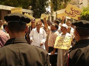Workers from the Tanta Flax & Oil factory demonstrate outside an Egyptian government ministry building